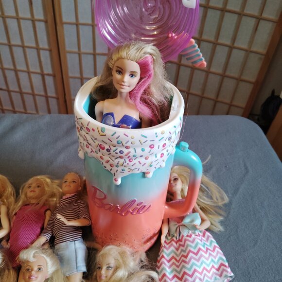 MIXED LOT OF 16 BARBIE DOLLS BLONDE BARBIES W/CLOTHES VINTAGE & MODERN MATTEL - Picture 2 of 4